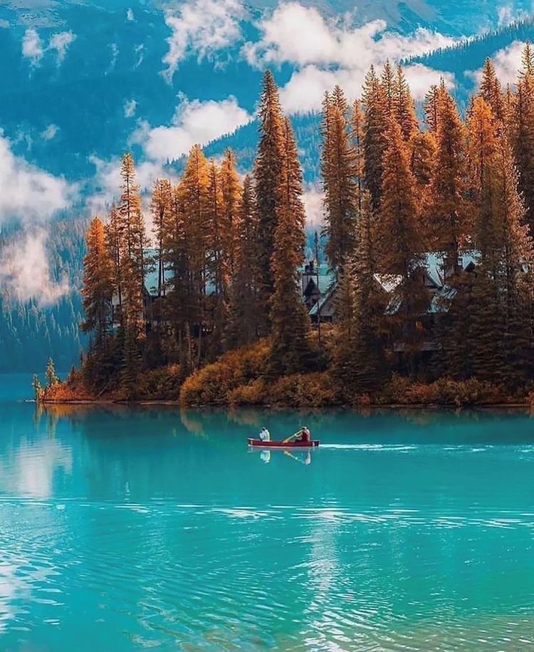 Emerald Lake, Yoho National Park, British Columbia, Canada 
📸: Jimy José 
#Canada 🇨🇦 #emeraldlake #explorecanada #britishcolumbiacanada #yohonationalpark #britishcolumbia #traveling #travelphotography #Autumn
