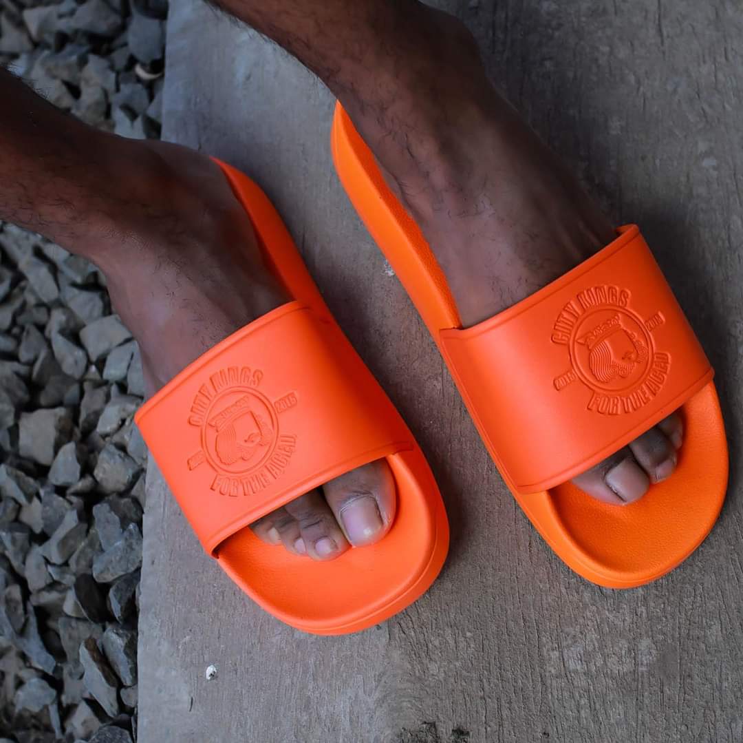 Shipa_Online's tweet photo. Step into summer vibes with @CityKings3 Slides – vibrant colors, rubber soles for comfort. Your go-to for the season’s laid-back style. Price M600 at Shipa 155 Metcash Complex and Masianokeng Lifestyle Center.
#tsoarastyle #citykingls #tsasummer https://t.co/DhLrd4xx1q