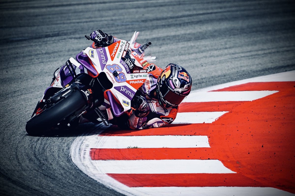Paddockgp1's tweet photo. Empecemos el martes con fuerza. A los buenos dias moteros #jorgemartin #martineitor https://t.co/JN0JTpV1jy