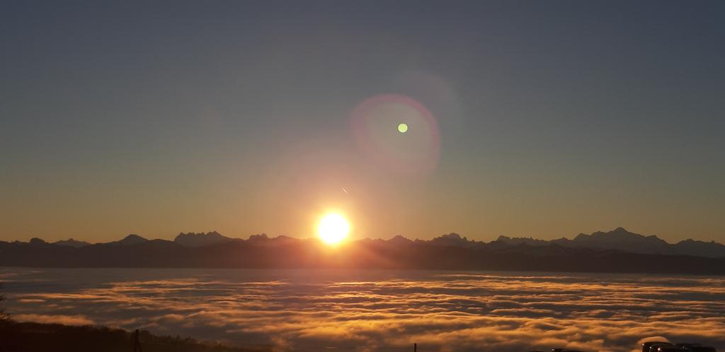 Le Soleil se lève entre les Dents du Midi et le Mont Blanc, au-dessus d'une magnifique mer de brouillard sur le Léman. Difficile de faire mieux.