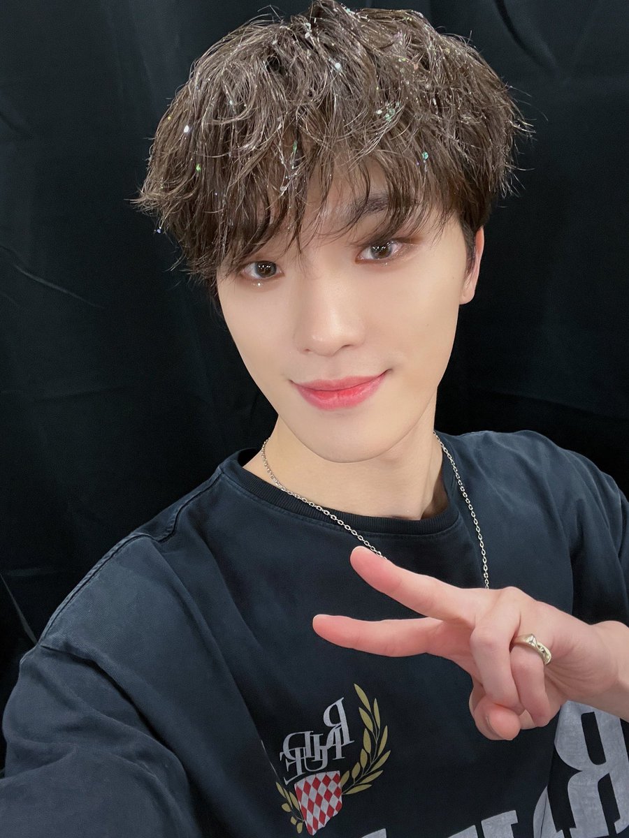 sn0oya's tweet photo. he has pretty sparkles in his hair im actually feeling physically sick he's so pretty https://t.co/jjQtHit5gx