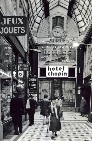 Robert Doisneau. Passage Jouffroy 1976. Paris
