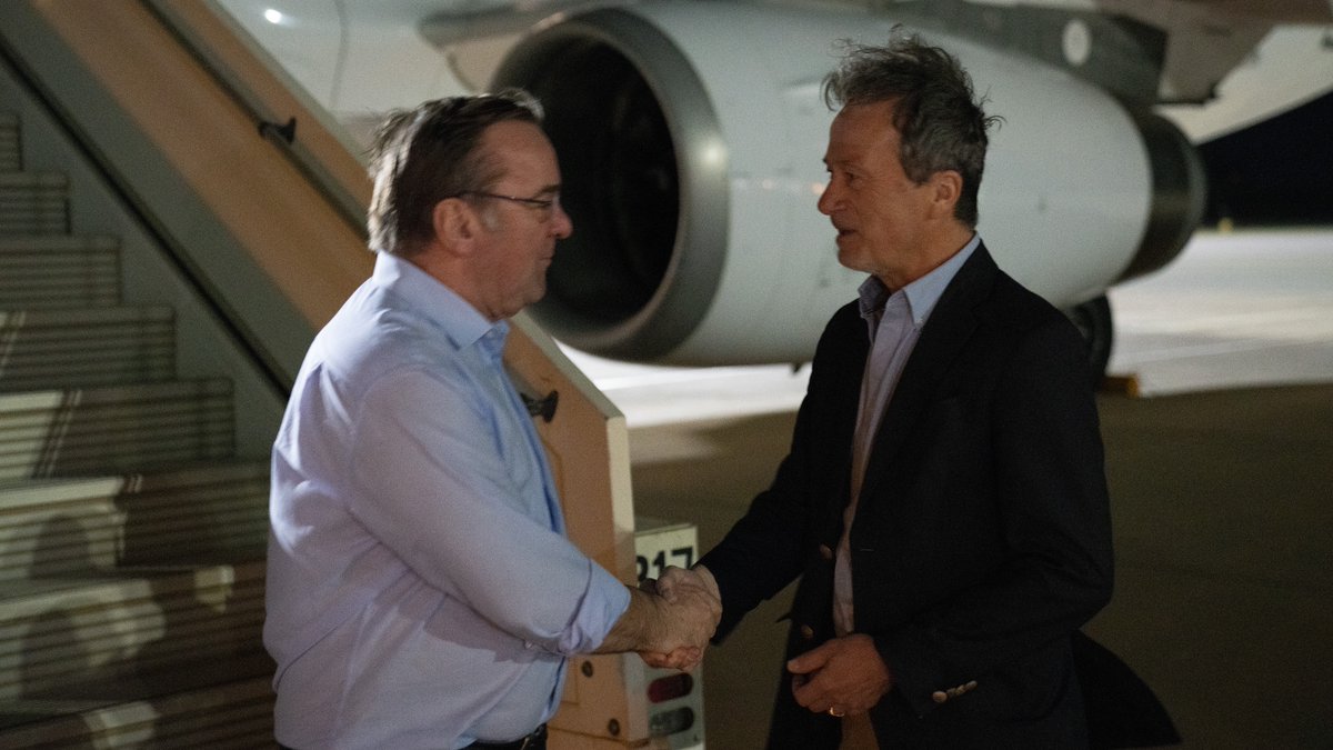 BMVg_Bundeswehr's tweet photo. Minister #Pistorius ist heute früh von Botschafter Schnakenberg am Flughafen in #Niamey empfangen worden. Dort wird er die Soldatinnen und Soldaten auf dem Lufttransportstützpunkt besuchen und im 🇳🇪 Verteidigungsministerium Gespräche führen. https://t.co/HNw0boeSfB