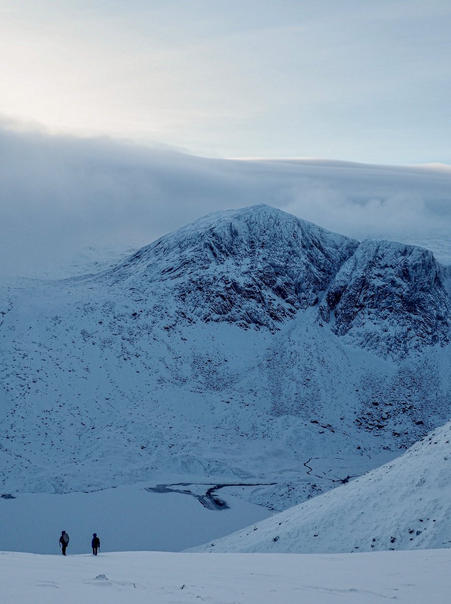 We mixed up the teams and had a great day out in 50mph winds, cold, and full-on winter conditions. The snowpack required thoughtful decision-making, with wind slab and a buried weak layer present. 📸 Matt Stygall
#Scotland #winter #mountaineering #climbing #iceaxe #crampons