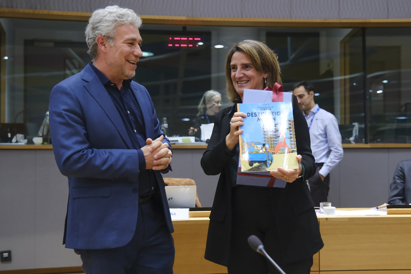 Hier, le futur président du Conseil Environnement @alainmaron a offert à @Teresaribera le Tintin 'Objectif Lune'. En échange, la ministre espagnole lui a offert un mandat de négociation pour commencer les trilogues sur le règlement emballages #PPWR 🎁