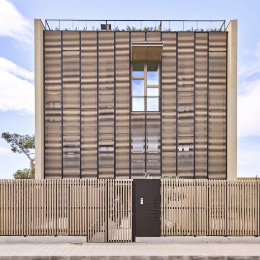 These apartments with adaptable timber shading are *gorgeous*

Paral·lel Building, Palma, by OHLAB

archdaily.com/1010845/paral-…