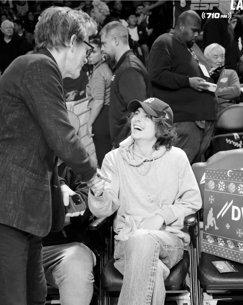 There are people you are happy to see ! 
#TimothéeChalamet and #KevinBacon at basketball game between the Lakers and the Knicks, December 18.
Credit #timochalamania on IG