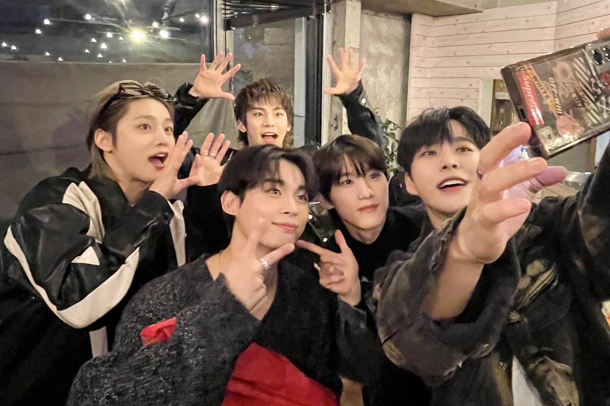 [📸] 🎉231218 HAPPY UO DAY🎂

그리니와 함께해서 더욱 따듯했던 유오생일🌱🥳
축해해주신 모든분들 감사합니다❣️

#XEED #씨드
#UO #유오
#happyUOday