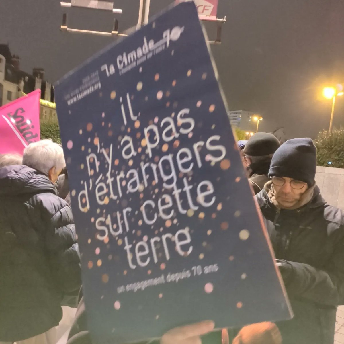ColereCollectif's tweet photo. Une centaine de personnes à #orleans contre la loi Darmanin et POUR la liberté de circulation et d'installation ce #18décembre ! https://t.co/2v0M6Bhroe
