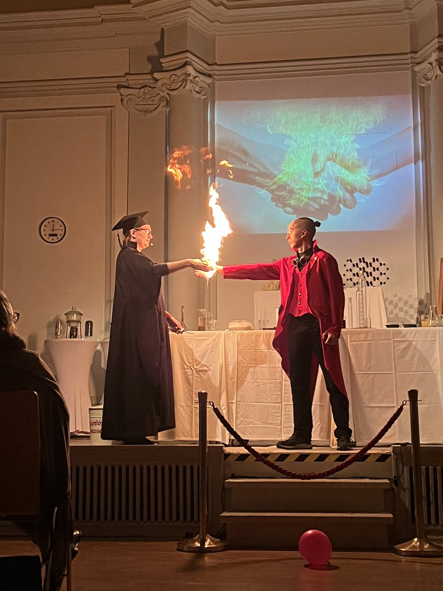 KuchSimon's tweet photo. 1. Weihnachtsvorlesung in Weißenfels. „Goethes Faust - Der Zauber eines neuen Lebens“  mit chemischen und physikalischen Experimenten begeistert Publikum. Ministerpräsident @reinerhaseloff wünscht mit Videobotschaft viel Erfolg und wirbt für die Naturwissenschaften. Vielen Dank. https://t.co/wYhVPGflK5