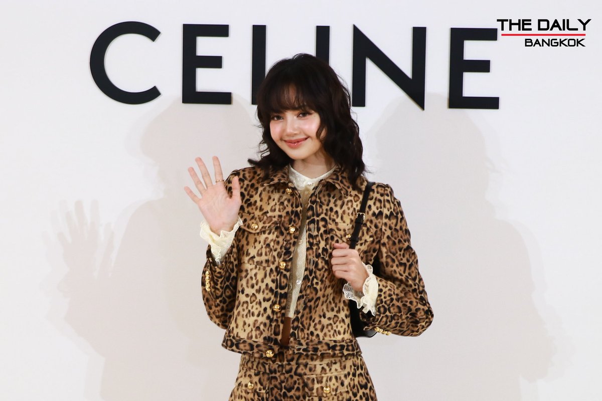 #ลิซ่า ลลิษา มาในลุคสุดปัง ในงานเปิดตัว CELINE STORE สาขาสยามพารากอน 

#CELINEBYHEDISLIMANE 
#CELINESIAMPARAGON
#LISA #리사 #LALISA #BLACKPINK 
#LISAXCELINE
#LISAatCelineBKK