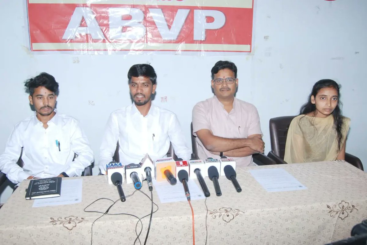 ABVPKarnataka's tweet photo. ದೆಹಲಿಯ ಇಂದ್ರಪ್ರಸ್ಥ ನಗರದಲ್ಲಿ 07 ರಿಂದ 10 ಡಿಸೆಂಬರ 2023 ರಂದು ನಡೆದ 69 ನೇ ರಾಷ್ಟ್ರೀಯ ಅಧಿವೇಶನದ  ಕುರಿತು ಪ್ರತಿಕಾ ಗೋಷ್ಠಿಯನ್ನು ಕರ್ನಾಟಕ ಉತ್ತರ ಪ್ರಾಂತದ ರಾಜ್ಯ ಕಾರ್ಯದರ್ಶಿ @SachinKulageri ಅವರು ವಿಜಯಪುರದಲ್ಲಿ ನಡೆಸಿದರು.
#ABVP75 #69thABVPConf https://t.co/FwGLQdqCOk