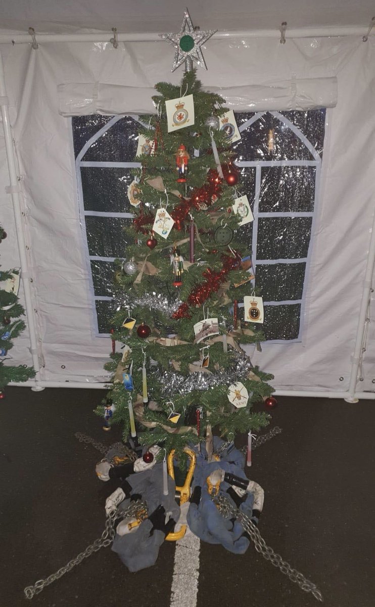 Have you got a themed Christmas tree this year? Our creative Heli-Handlers came up with this beauty using a ‘tree-legged’ sling!! (“Hooker” pun). Ho, ho, ho! 🎅🏻🧑🏻‍🎄Share your efforts below & we will vote a winner on Thursday.🎄🎄🎄 #TogetherWeDeliver #ChristmasTree #Christmas2023