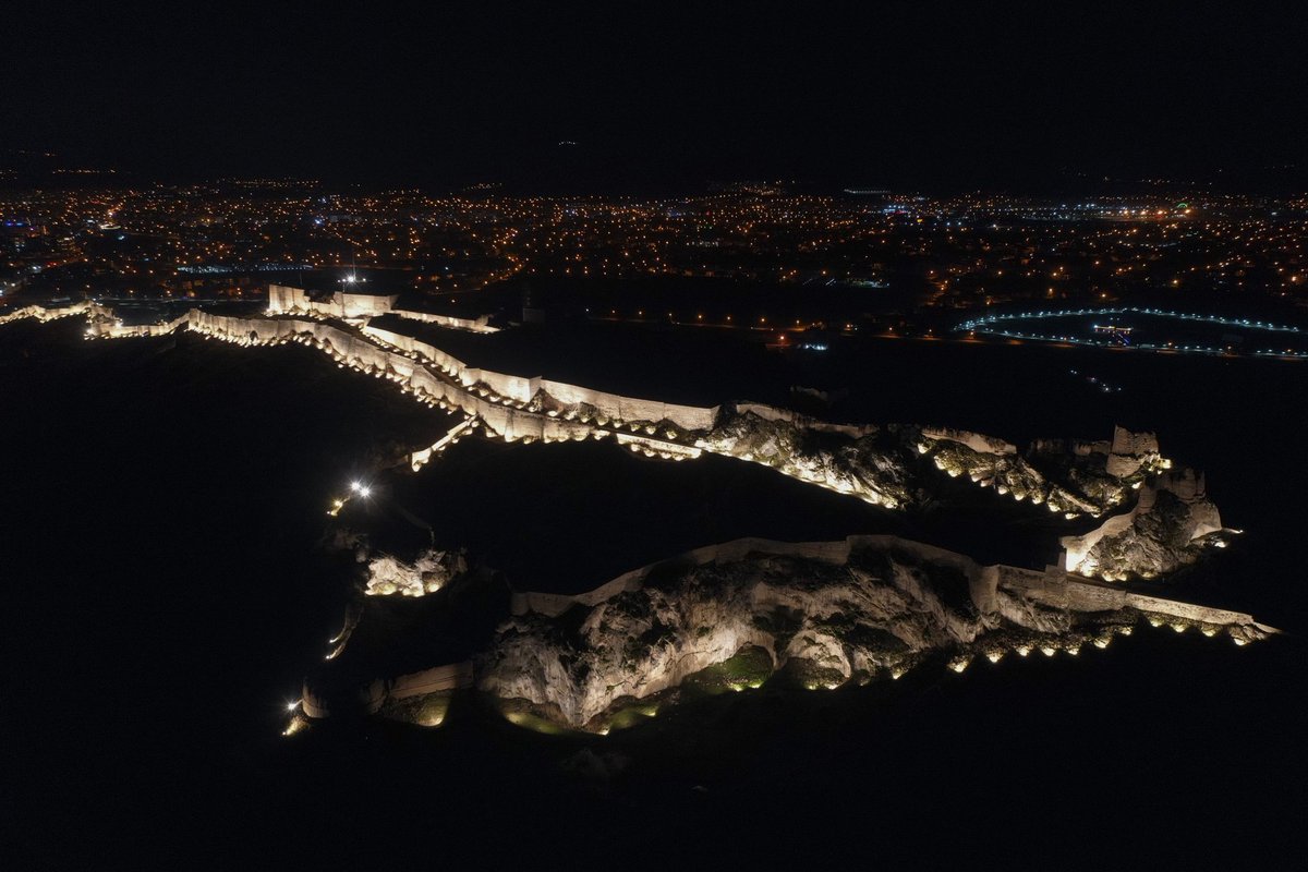 VAN KALESİ IŞIL IŞIL OLDU Kültür ve Turizm Bakanlığı, Van Valiliği ve Büyükşehir Belediyesince yapılan çalışmalarla Tarihi Van Kalesi ışıl ışıl oldu. Van Kalesi'ne yeni bir imaj kazandıran ışıklandırma çalışmaları vatandaşlardan da büyük beğeni aldı. UNESCO Dünya Miras…