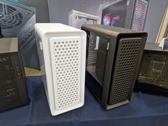 cowcotland's tweet photo. #FSP montre son nouveau boitier #CUT593 qui semble ô combien intéressant https://t.co/FpEnzAZJlC https://t.co/r7fPVEg6FI