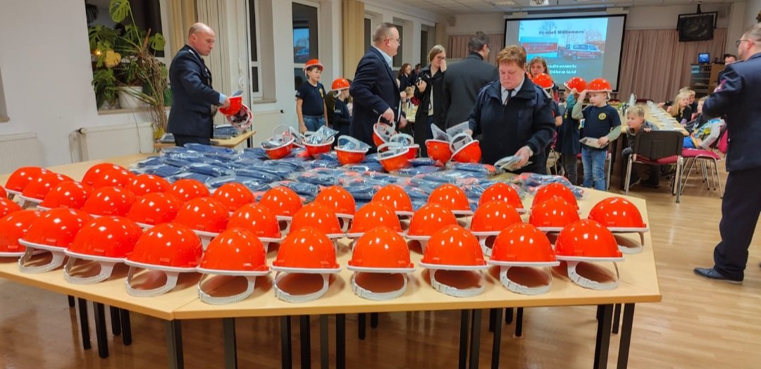 FFDoebernLand's tweet photo. Auch das Projekt "Einkleidung der 75 Jugendfeuerwehrmitglieder unter 10 Jahren" konnte noch vor dem Jahreswechsel erfolgreich abgeschlossen werden ⛑️!

Danke an die @CDUFraktionBRB für die Unterstützung 🤝🚒! https://t.co/w8u7zqHzPM