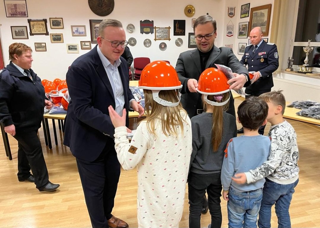 Auch das Projekt "Einkleidung der 75 Jugendfeuerwehrmitglieder unter 10 Jahren" konnte noch vor dem Jahreswechsel erfolgreich abgeschlossen werden ⛑️!

Danke an die <a href="/CDUFraktionBRB/">CDU Fraktion BB</a> für die Unterstützung 🤝🚒!