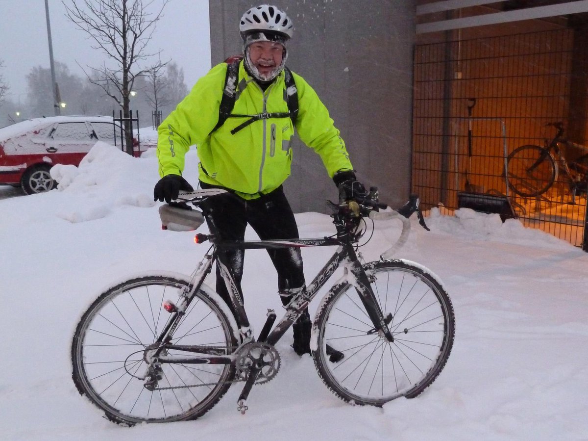 At least I am consistent 😀 …….found these two #HelsinkiBikeCommute images from winter 2012. Same bike (well frame anyway)