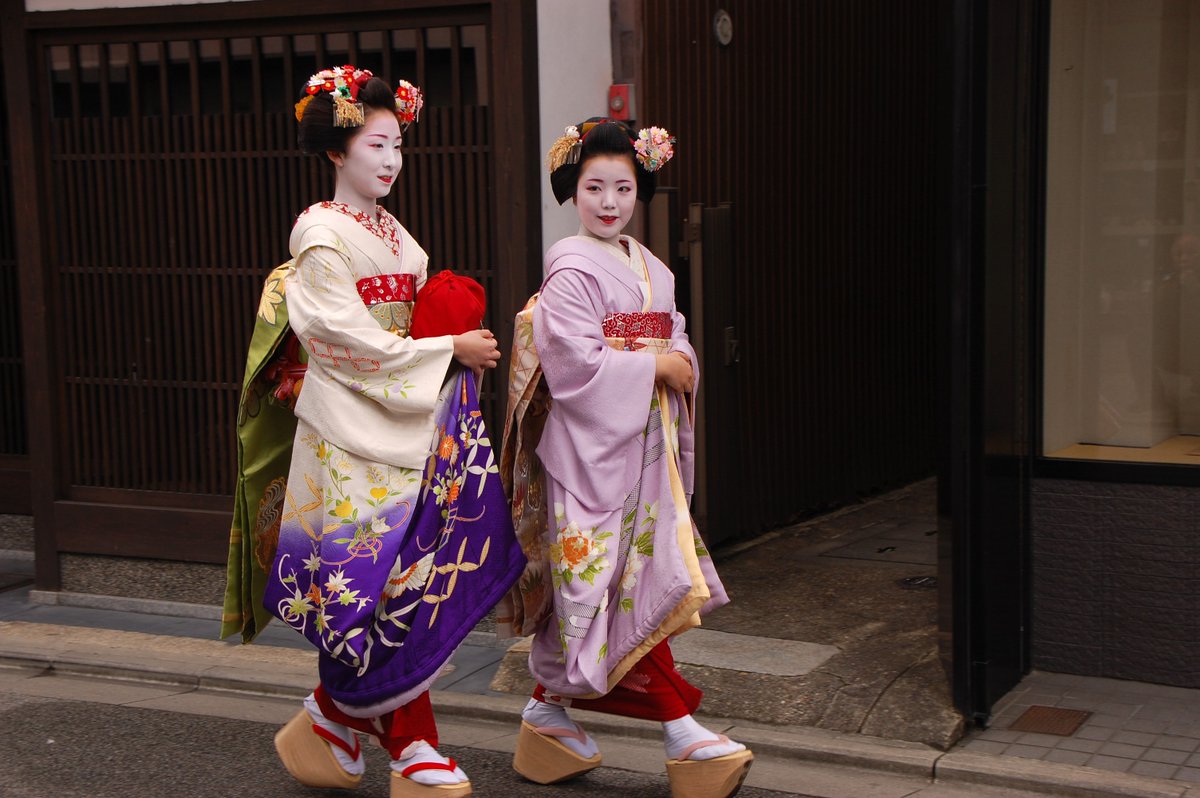 京都五花街には一月七日か九日に始業式があるのですが、終業式は聞いたことがありません。これには芸道に終わりがないという思想が奥に潜んでいるような気がしてなりません。