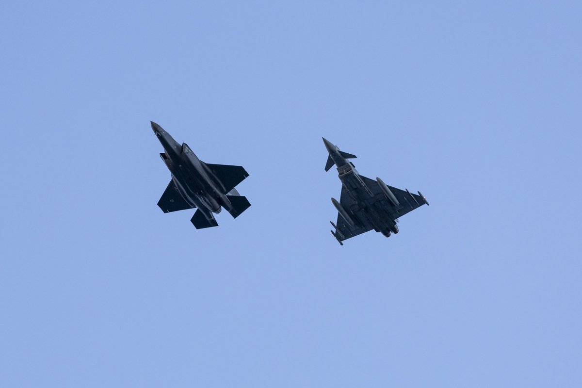 Teamwork makes the dream work — even in -10°C! Well done to the RAF’s IX(B) Sqn pilots and ground crew for keeping our Typhoons soaring during Exercise Arctic Phoenix. 🛠️❄️🛫 🔗 eurofighter.com/news/adaptable…   #EFWorld #Eurofighter #Typhoon #EurofighterTyphoon #Defence #CombatAircraft…