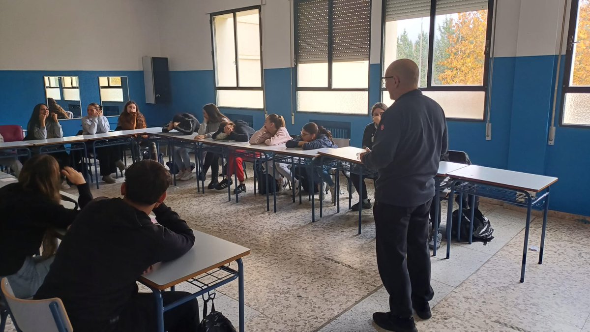 🤔¿Has oído hablar del #reiki? 
Es una técnica cuya función es canalizar la energía que nos rodea hacia nosotros y otras personas. 

Nuestros alumnos de 1º de FPB de Peluquería y Estética disfrutaron de una sesión y acabaron bien relajados 😴

#fp #formación #relajación #rioduero