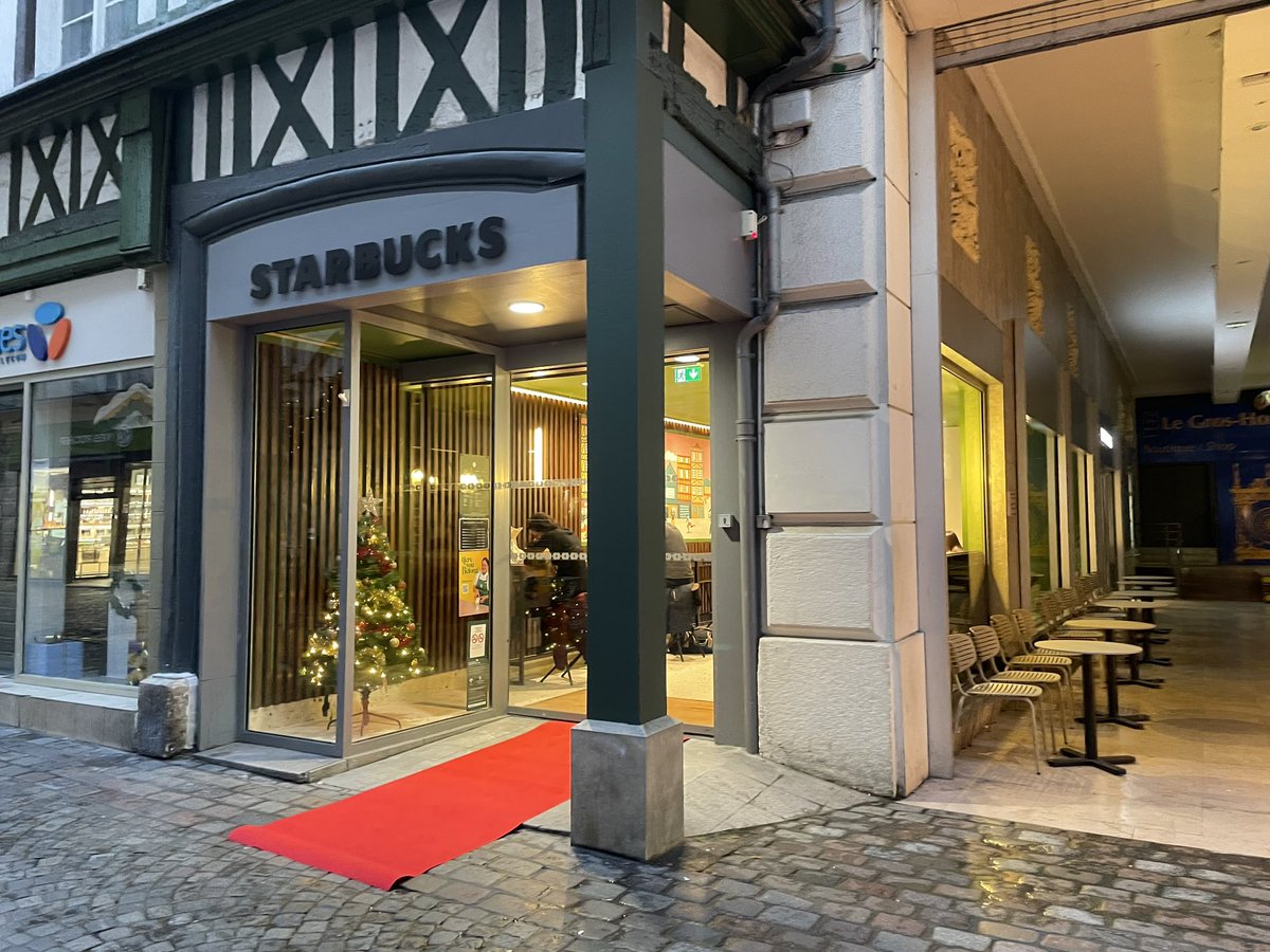 ☕️ @StarbucksFrance a ouvert son premier magasin à #Rouen dans la rue du Gros Horloge aujourd’hui et, pour l’occasion, le tapis rouge était de sortie