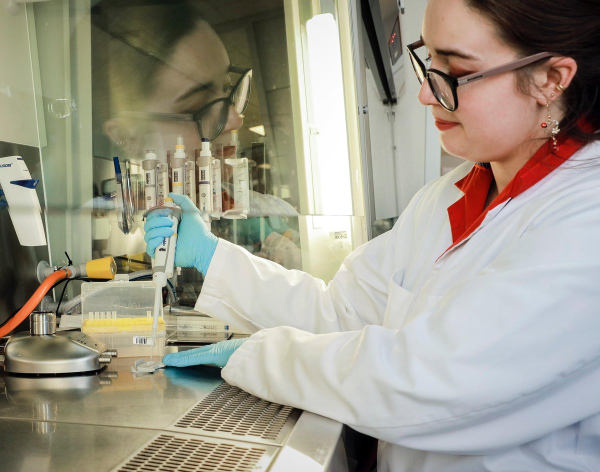 University of Groningen (@univgroningen) on Twitter photo How do nutrients affect fatty liver disease, a.k.a #MASLD? 🤔⚕️
<a href="/VPalasantzas/">Victoria Palasantzas</a> is trying to answer this by using a liver-on-a-chip model. She is trying to advance this model, so that it more closely resembles human tissue 👇
rug.nl/news/2023/12/g… 📸: Henk Veenstra <a href="/researchumcg/">Research UMCG</a> How do nutrients affect fatty liver disease, a.k.a #MASLD? 🤔⚕️
<a href="/VPalasantzas/">Victoria Palasantzas</a> is trying to answer this by using a liver-on-a-chip model. She is trying to advance this model, so that it more closely resembles human tissue 👇
rug.nl/news/2023/12/g… 📸: Henk Veenstra <a href="/researchumcg/">Research UMCG</a>