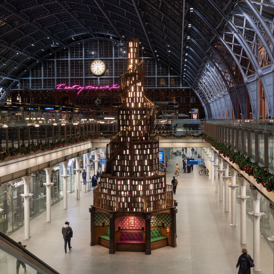 Still dreaming about the @StPancrasInt Christmas Book Tree 😍🎄