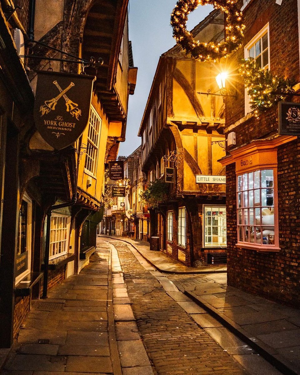 Good morning from the Shambles, York. 😍 Do you know which magical street took inspiration from here? 📸: @explorewithed #lovegreatbritain #VisitBritain ❤️