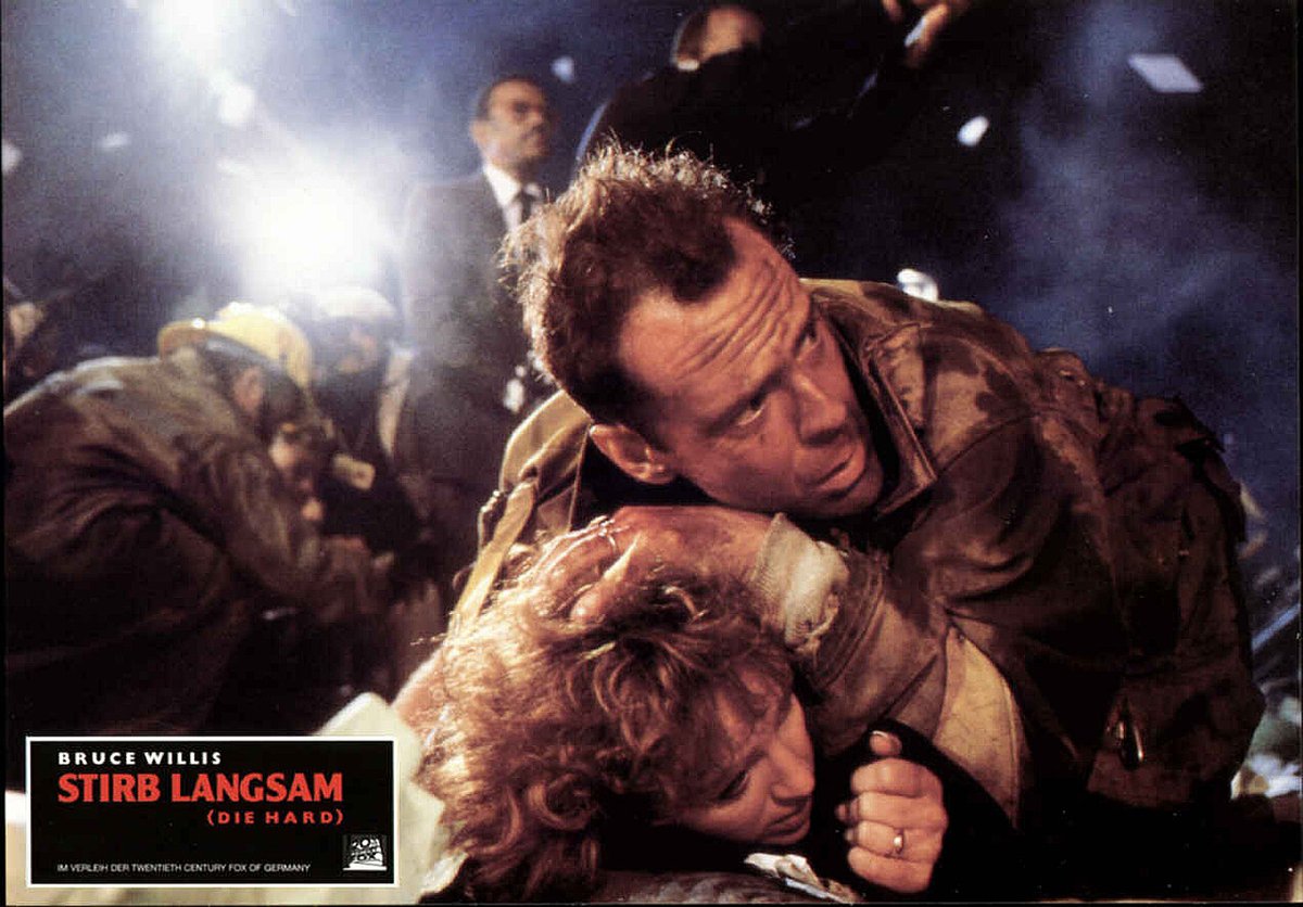 Jungla de cristal costó alrededor de 77 millones y recaudó 367 millones en todo el mundo, de los que 221 millones fueron sumados en EEUU. Fue la séptima película más taquillera de 1988 en dicho país donde el top 10 fue este:⬇️