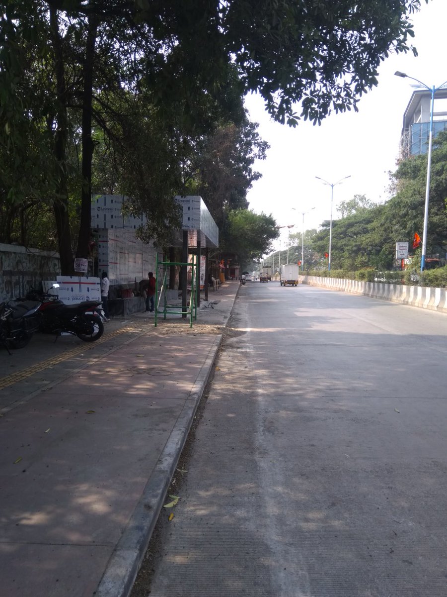 kishor_munot's tweet image. विश्रांतवाडी ते पुणे विमानतळ मार्ग सिमेंटचा करण्यात येत आहे त्यामध्ये या पूर्वी #pmpml ने काहीच गरज नसताना एकाच जाग्यावर दोन बस स्टॉप उभारले होते आता पुन्हा नवीन stop उभा करत आहेत. कमीतकमी जे जुने stop काढून ते दुसऱ्या जागी वापर केल्यास त्याचा उपयोग होईल. @PMCPune @PMPMLPune