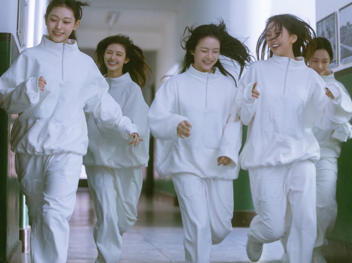 📸] @NewJeans_ADOR's website 'NJWMX' pictures #NewJeans #뉴진스