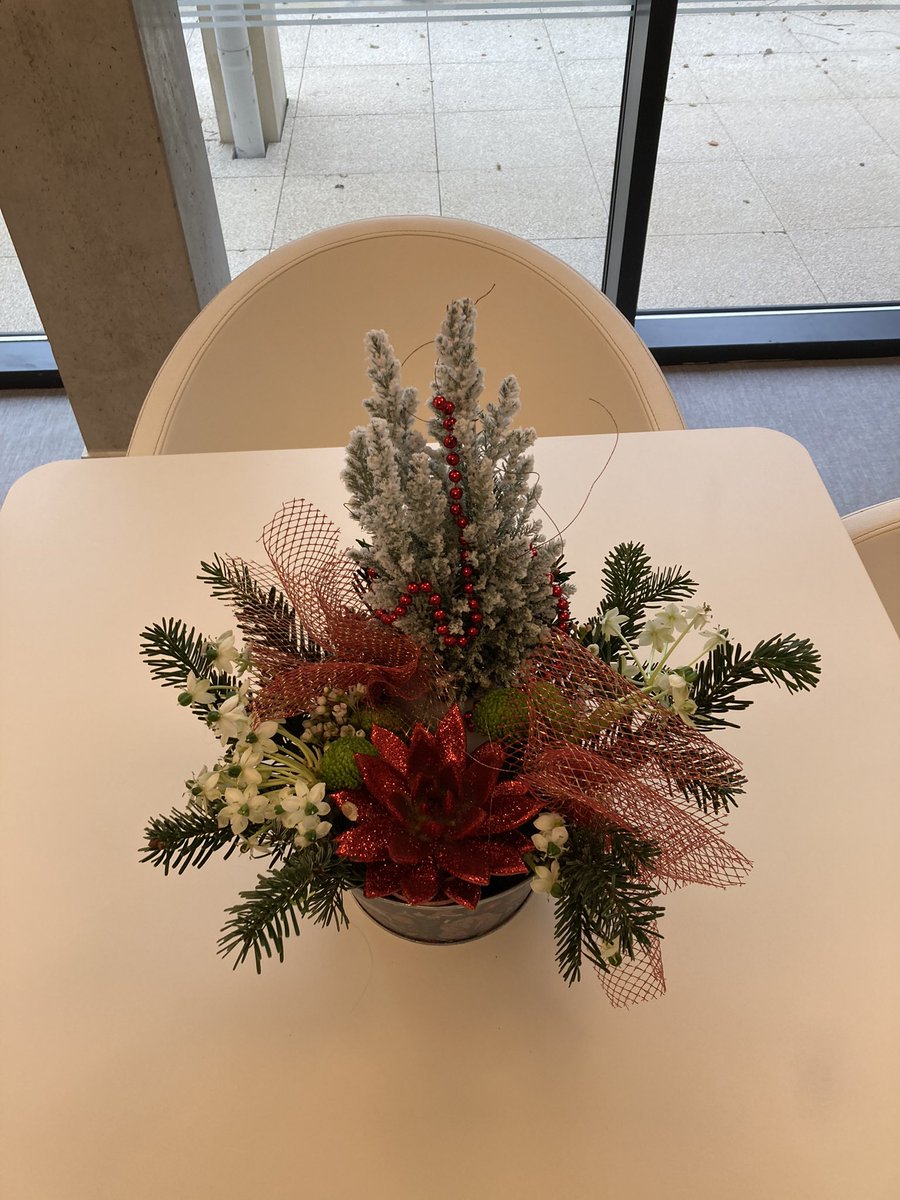 Dites le avec des fleurs…
Aujourd’hui c’est création de bouquets pour orner la table des fêtes <a href="/senioriales/">Senioriales</a> #fleurs #Noel #artdelatable