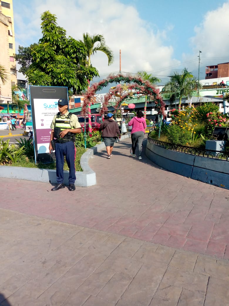 Policía Municipal de Sucre / Miranda (@polisucreoficia) on Twitter photo #19Diciembre Funcionarios adscritos a la Estación Policial #Petare se encuentran desplegados en todo en casco central garantizando la paz y seguridad. Haciendo cumplir la Disposición de Prohibición del Comercio informal en espacios recupados para el libre transito y esparcimiento #19Diciembre Funcionarios adscritos a la Estación Policial #Petare se encuentran desplegados en todo en casco central garantizando la paz y seguridad. Haciendo cumplir la Disposición de Prohibición del Comercio informal en espacios recupados para el libre transito y esparcimiento