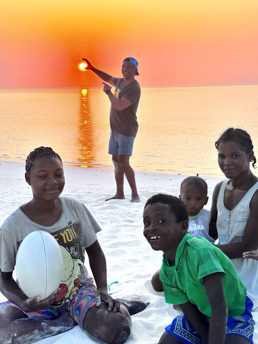 La légende du rugby 🏉<a href="/EmileNtamack/">Emile Ntamack</a> aux côtés de <a href="/terresenmelees/">Terres en Mêlées</a>  à Madagascar 🇲🇬 pour promouvoir l'éducation par le rugby. Durant 5 jours intenses d’entraînements et de tournois de rugby mixte, Emile a pu partager sa passion auprès de plus de 300 enfants Vezo et Mikéa.