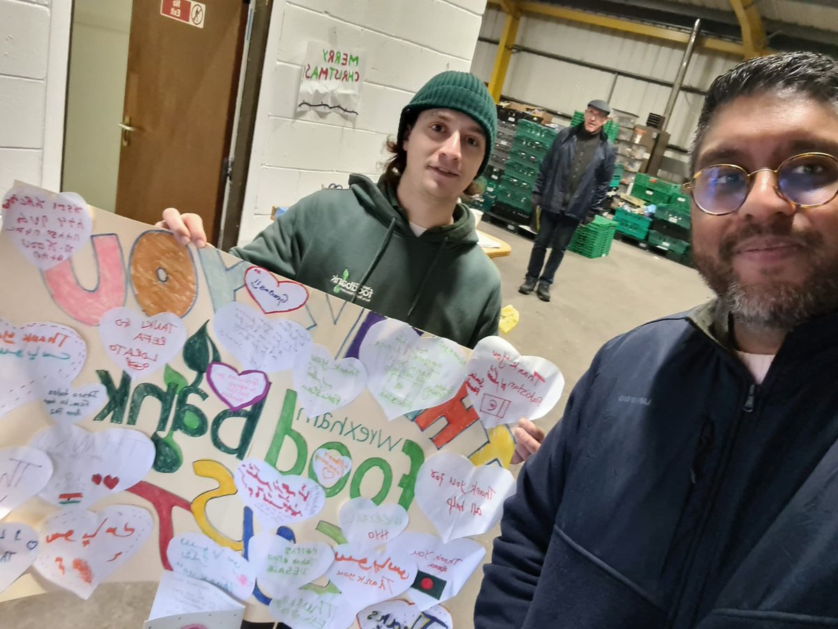 Huge thanks to @WrexhamFoodbank for supporting so many of our clients this year. Today we presented the #Wrexham team with a thank you poster from our clients and staff. #communitypower #CommunityImpact