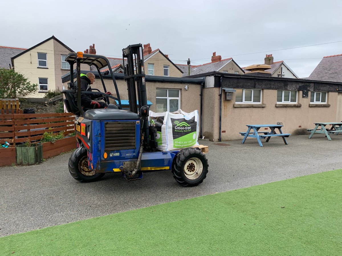 #TeamGT were delighted to recently provide green screens, planters and topsoil to Ysgol Ffordd Dyffryn, a primary school in Wales. Thank you to @BALI_Landscape for covering this in the Winter 2023 issue of Landscape News! Read below 👇 bit.ly/3v6xp4i #WorkingTogether