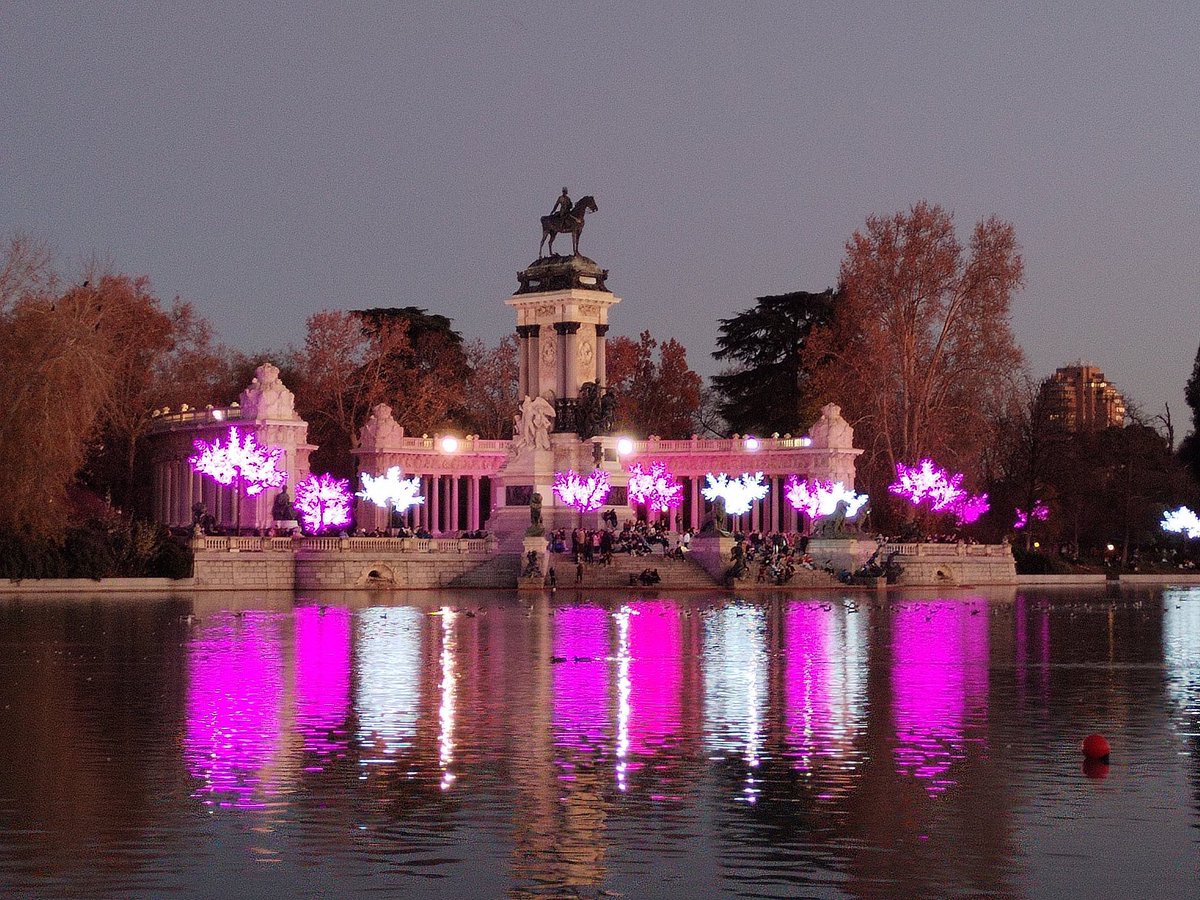 En @_ElRetiro asistimos en estos días a una experiencia turística única: la transformación de la perspectiva más conocida del #PaisajedelaLuz declarado por la UNESCO, vista bajo la hermosa luz crepuscular de #Madrid, en un feísimo decorado con luces de colorines.
#Lightpollution