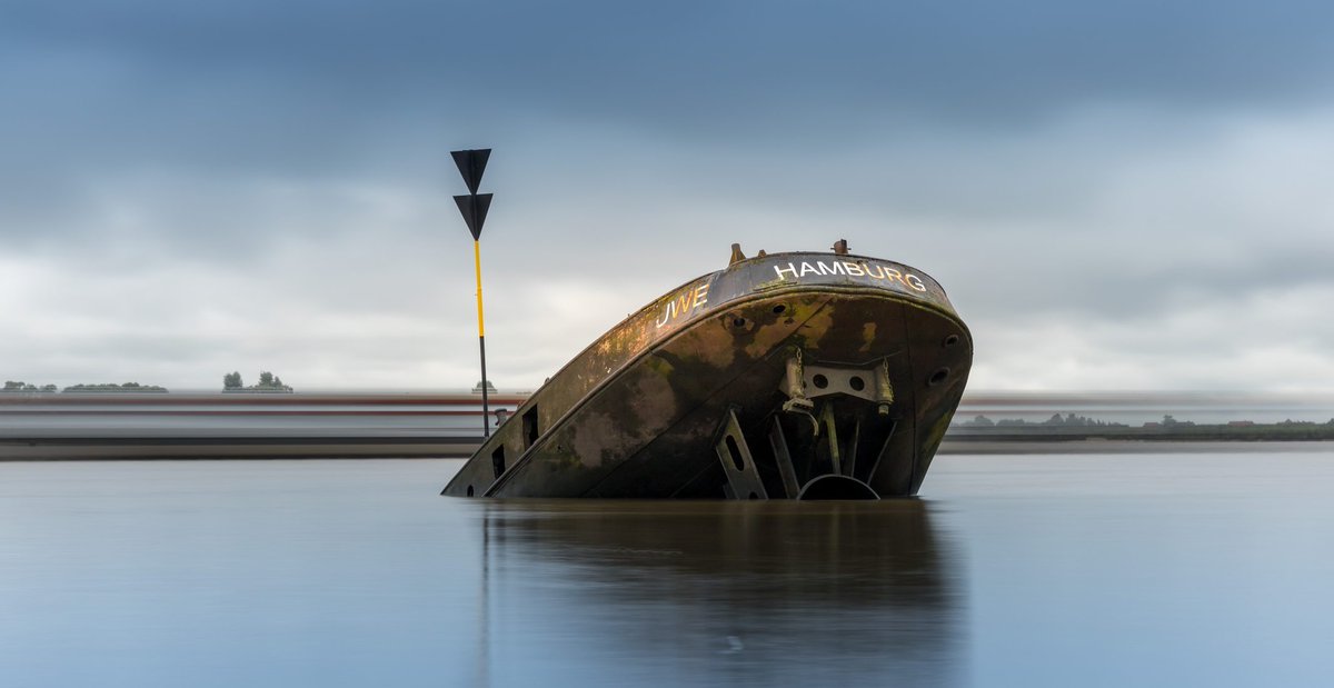 On 19 December 1975, the German steel cargo ship Uwe sank in the Elbe River after colliding with the vessel Wiedau. The ship was salvaged and beached off Blankenese, Hamburg. Its stern can still be seen today.