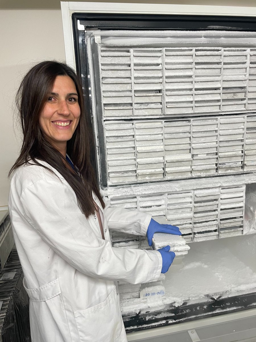 BB_HURYC_IRYCIS's tweet photo. ¡¡Pon cara a tu Biobanco!! 👩‍🔬Bárbara Luna Sánchez. Titulado Superior en @BB_HURYC_IRYCIS
Responsable de laboratorio, formación y difusión. Personal de Gestión en Biobanco y Presidenta de la Comisión de Igualdad FIBio-HRC
#DeLaUniónNaceLaCiencia 
#SinCienciaNoHayFuturo
#IRYCIS https://t.co/dYPPyKlaE1