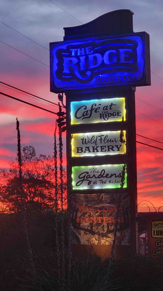 Beautiful sunrise this morning! Enjoy this beautiful day! #theridgemarketplace #sunrise #decembermornings #blessed #kerrvilletx #hillcountrysunrise