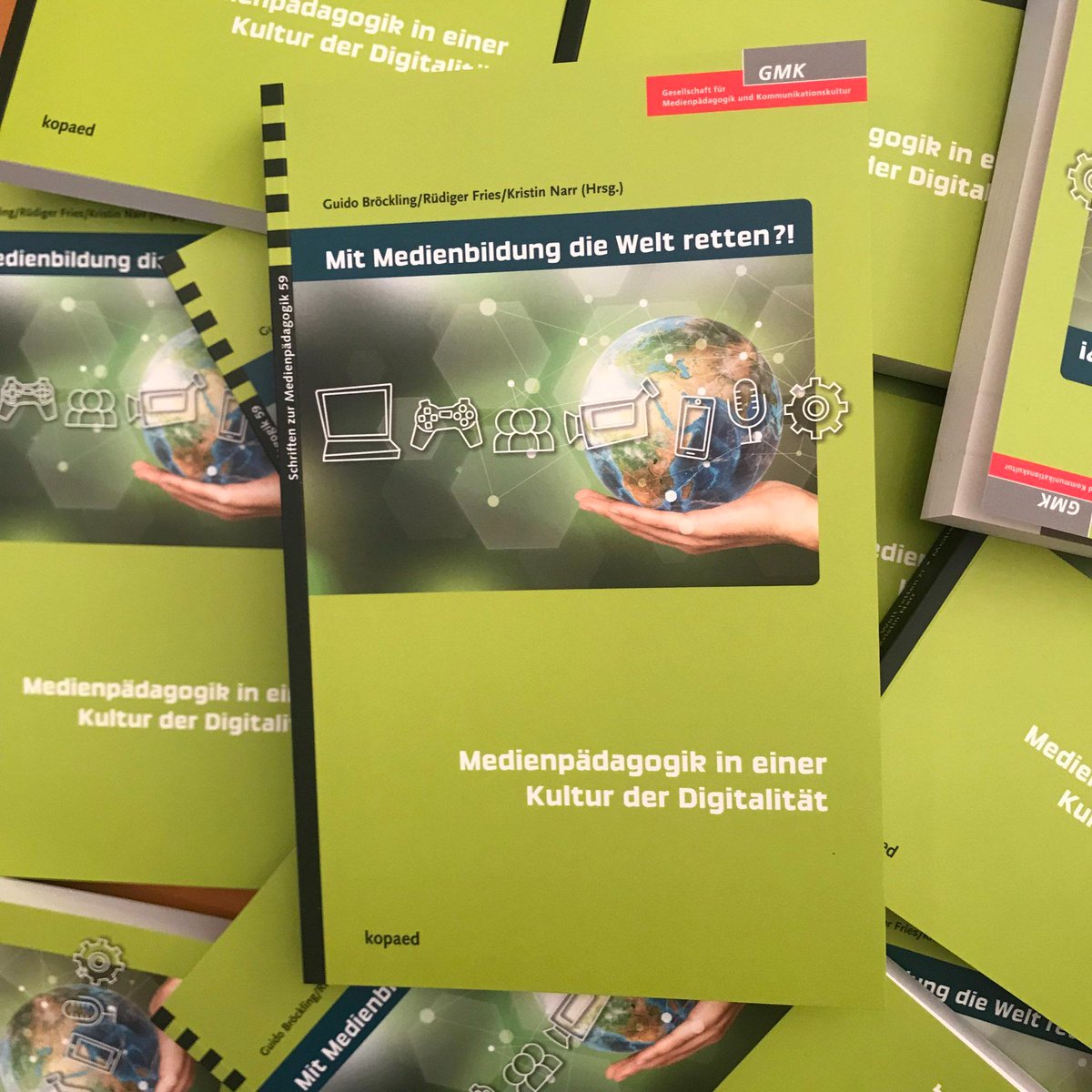 Es ist da! Das gedruckte #Buch "Schriften zur Medienpädagogik 59: Medienpädagogik in einer Kultur der Digitalität."
Alle Infos findet ihr auf unserer Webseite unter gmk-net.de/publikationen/…
Buchbestellung unter kopaed.de
#MitMedienbildungdieWeltretten