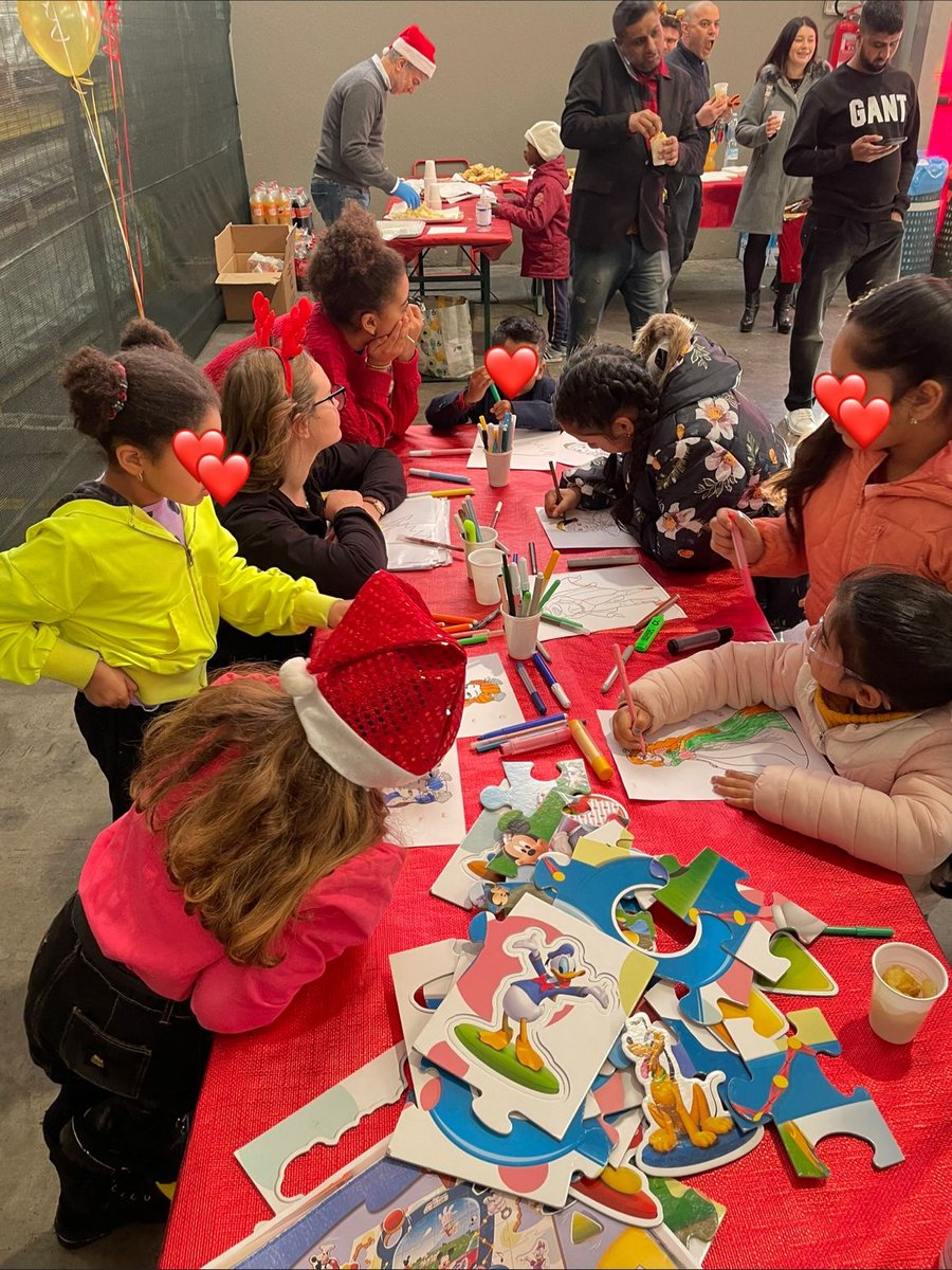 On Saturday 16 December, Gruppo Mastrotto's corporate premises welcomed 240 kids, children of employees, for the 2023 edition of “Waiting for Santa Claus”. Soap bubbles and games entertained the young guests and their parents as they waited to receive their gift from Santa Claus.