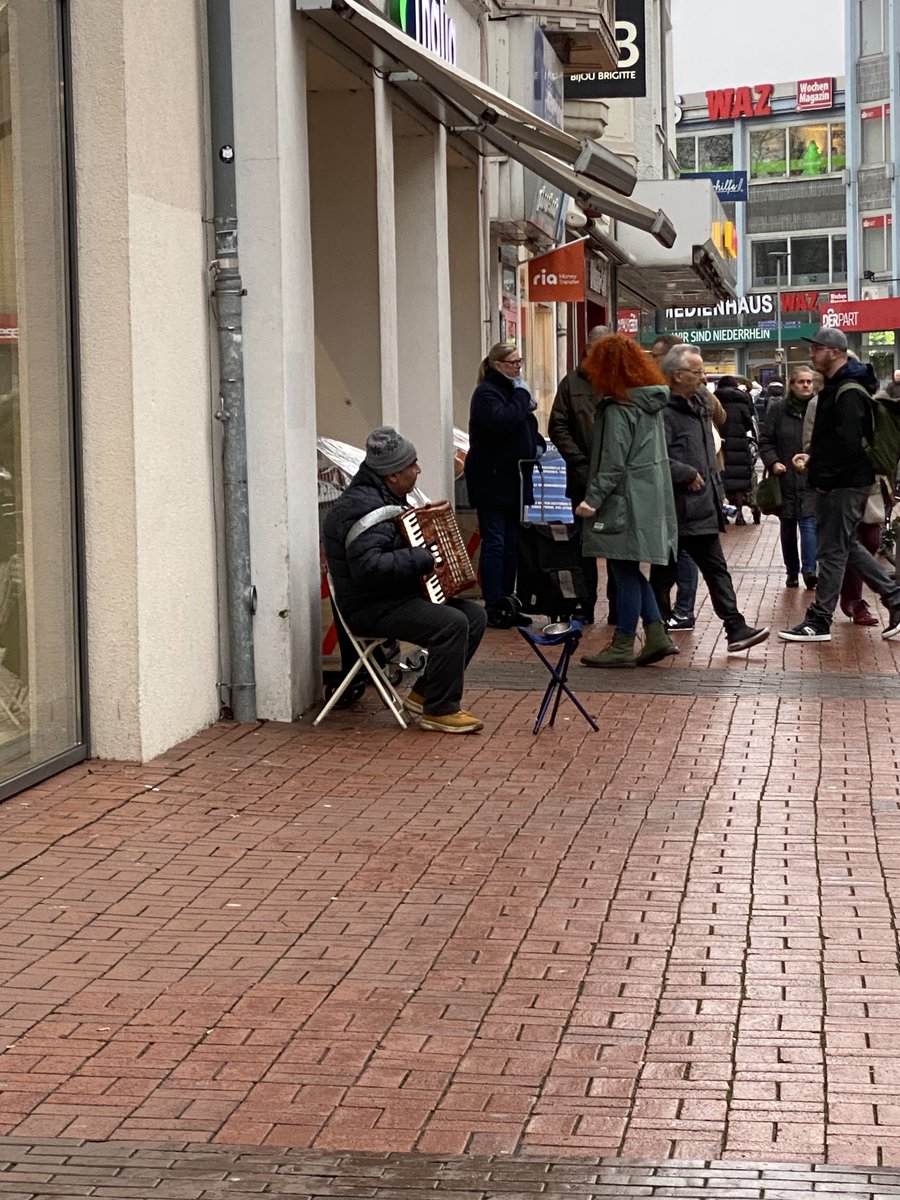 Straßenmusik. Jingle Bells, 144 mal nacheinander. Bis 77 habe ich mitgezählt. Echt jetzt. Und er spielt so deprimierend wie das Wetter. Seit 10 Uhr.