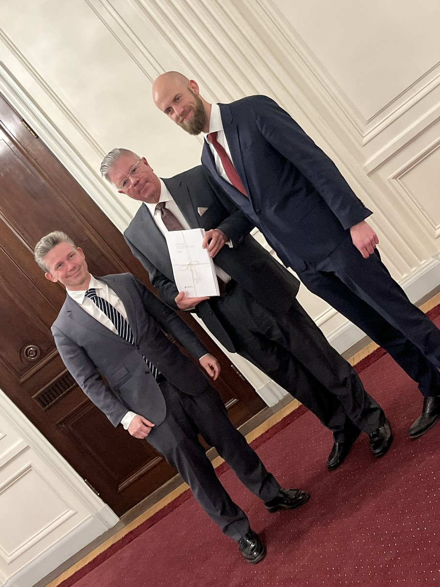 Nu har försvarsberedningen precis lämnat över vår rapport - Kraftsamling till försvarsminister Pål Jonsson och ministern för civilt försvar Carl-Oskar Bohlin. Inriktningen av totalförsvaret och utformningen av det civila försvaret avhandlas.