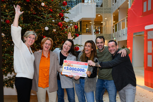 LeergeldNederland (@leergeldned) on Twitter photo Vorige week kreeg <a href="/samen4kinderen/">Sam& voor alle kinderen</a> van de
<a href="/PostcodeLoterij/">Postcode Loterij</a> een cheque van maar liefst € 5 miljoen! Daarmee kunnen we samen met <a href="/JFSCNederland/">Jeugdfonds Sport & Cultuur</a>, <a href="/Jarige_Job/">Stichting Jarige Job</a> en <a href="/kinderhulp/">Nationaal Fonds Kinderhulp</a>
veel kinderen en jongeren laten meedoen.
Deelnemers bedankt!
Lees meer: samenvoorallekinderen.nl/nieuwsberichte……. Vorige week kreeg <a href="/samen4kinderen/">Sam& voor alle kinderen</a> van de
<a href="/PostcodeLoterij/">Postcode Loterij</a> een cheque van maar liefst € 5 miljoen! Daarmee kunnen we samen met <a href="/JFSCNederland/">Jeugdfonds Sport & Cultuur</a>, <a href="/Jarige_Job/">Stichting Jarige Job</a> en <a href="/kinderhulp/">Nationaal Fonds Kinderhulp</a>
veel kinderen en jongeren laten meedoen.
Deelnemers bedankt!
Lees meer: samenvoorallekinderen.nl/nieuwsberichte…….