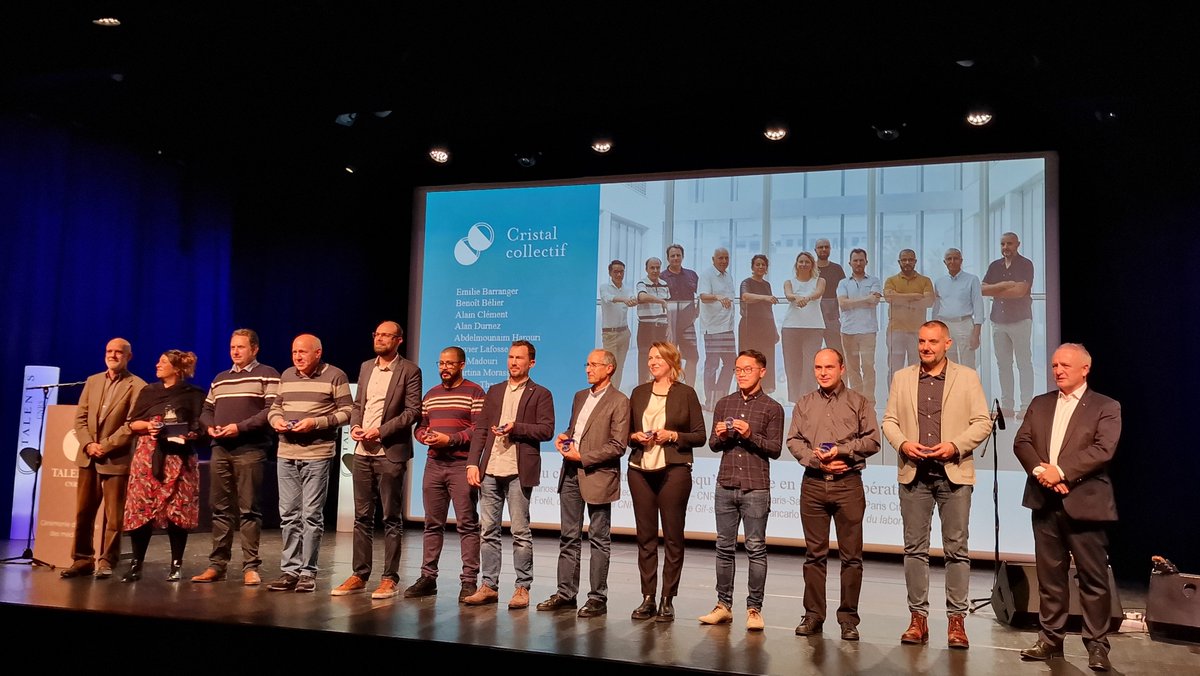 #TalentsCNRS🏅I Félicitations à notre équipe, lauréate 2023 du cristal collectif CNRS pour sa mobilisation lors du transfert et de la mise en service opérationnelle du C2N.💎👏Une belle distinction remise par Benoît Forêt, Délégué régional @CNRSIdFSud ➤ bit.ly/45mqOz8