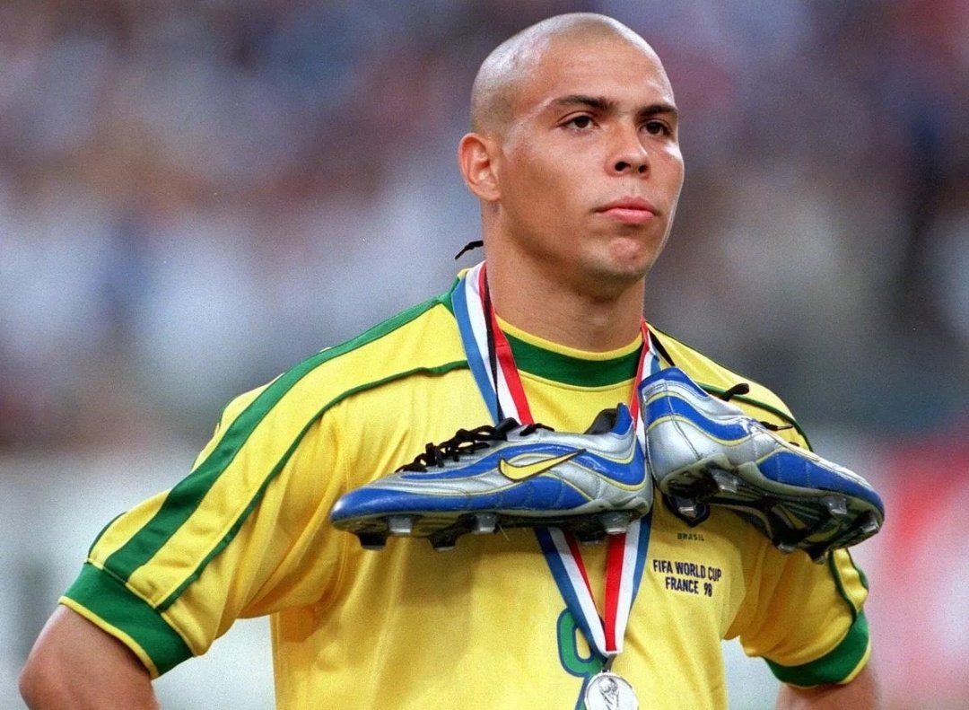 Ronaldo 🇧🇷 vs Cristiano 🇵🇹.

Vitesse 🇧🇷.
Force 🇧🇷. 
Mauvais pied 🇵🇹.
Dribbles 🇧🇷.
Finition 🇵🇹.
Contrôle 🇧🇷.
Tête 🇵🇹.
Tirs de loins 🇵🇹.
Penalty 🇵🇹.
Coup Franc 🇵🇹.
Playmaking 🇧🇷.
Déplacement 🇧🇷.

Cristiano à beaucoup plus d'accomplissement mais Ronaldo Nazario est plus talentueux.