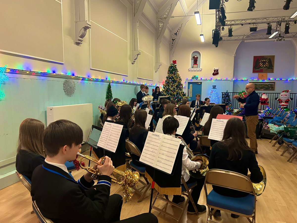 We are really excited to perform our “Coffee Morning Christmas” concert this morning at the Aytoun Hall. Come along at 11am for some festive tunes, a cuppa and a mince pie! 🎄 🎅