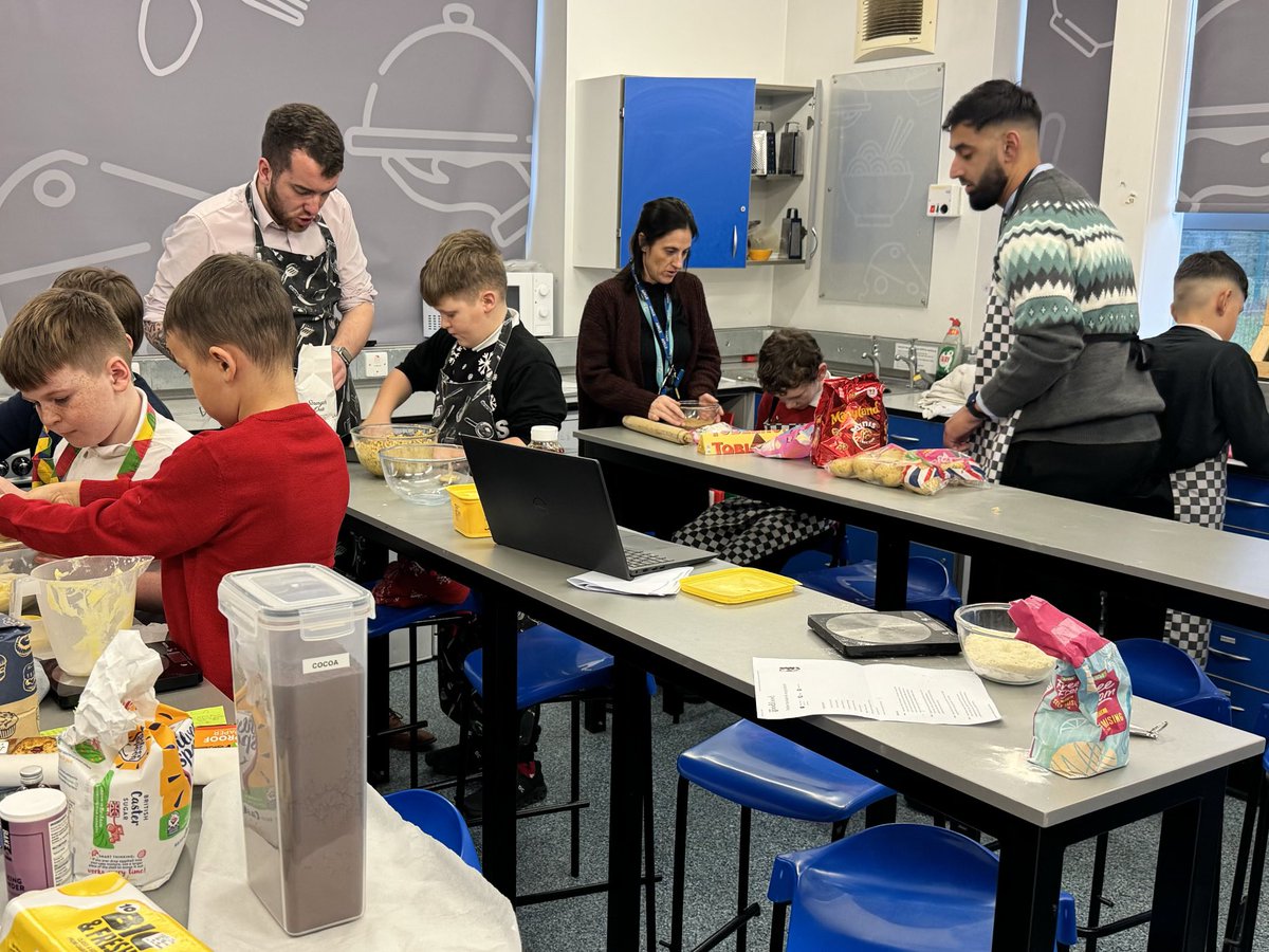 A very busy kitchen this morning, KS2 pupils preparing their own Christmas party food. ⁦@ImpactMAT⁩ ⁦@ie_catering⁩